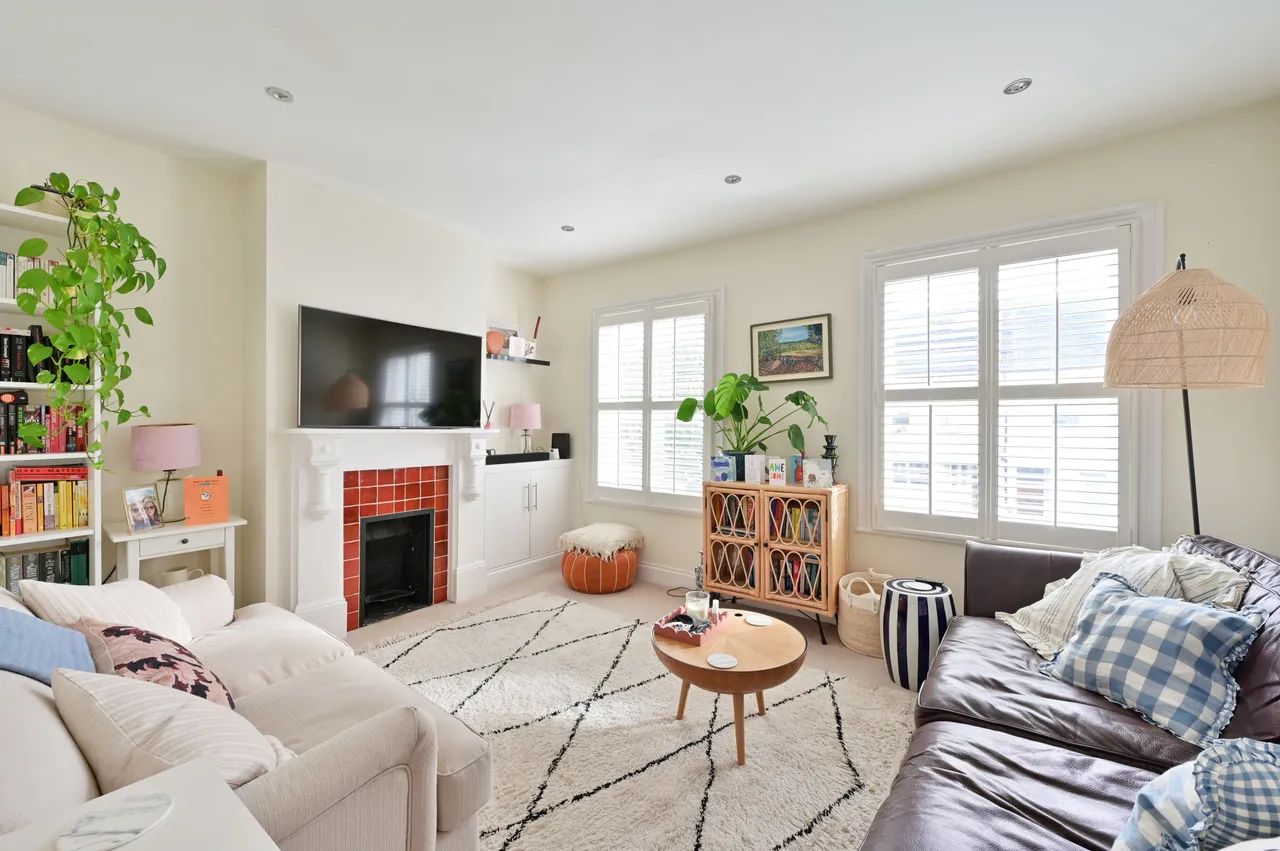 2 bed flat to rent — Top Floor, 50 Standen Road, London