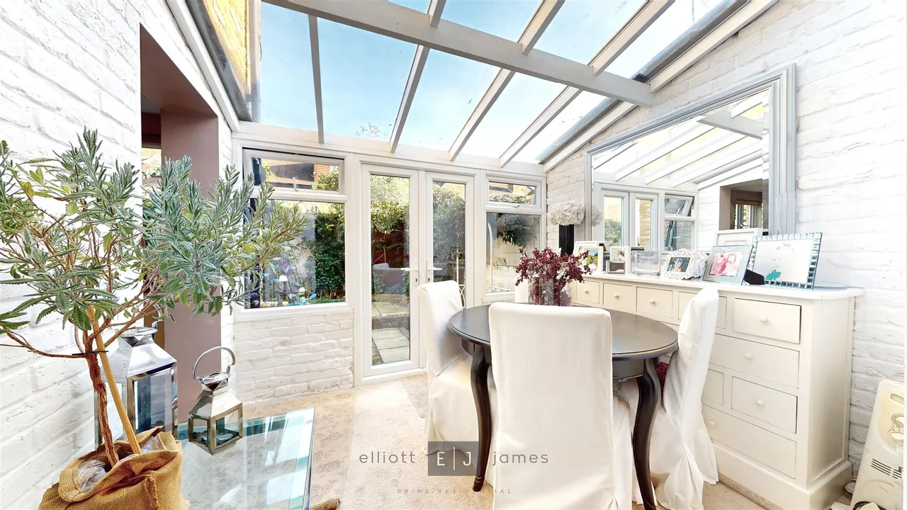 Chapel Terrace, Loughton, photo 3