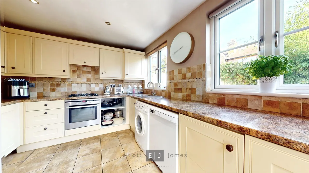 Chapel Terrace, Loughton, photo 7