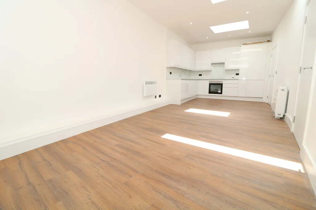 1 bed flat to rent, High Street, Dorking, RH4