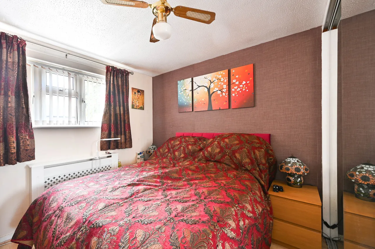 19 Langmans Way, Woking, photo 4