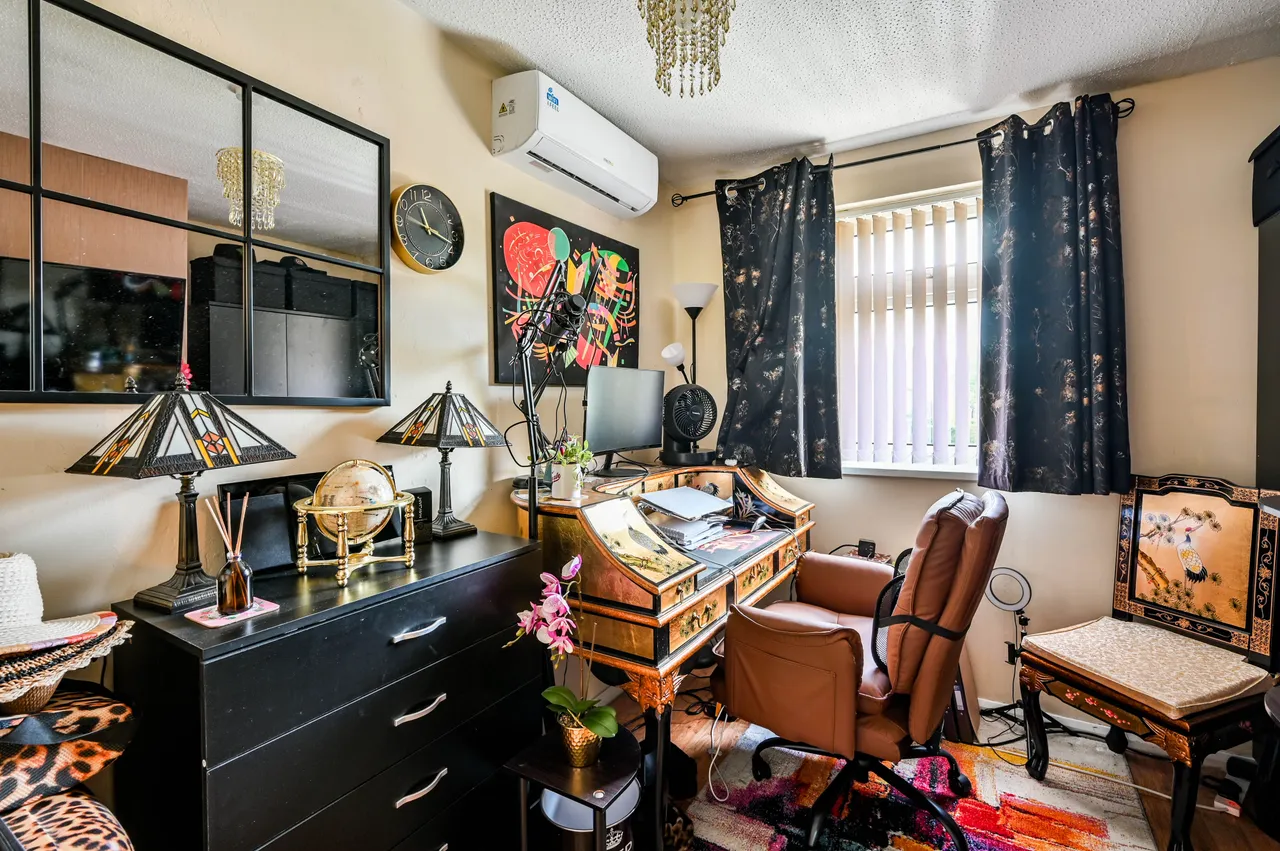 19 Langmans Way, Woking, photo 11