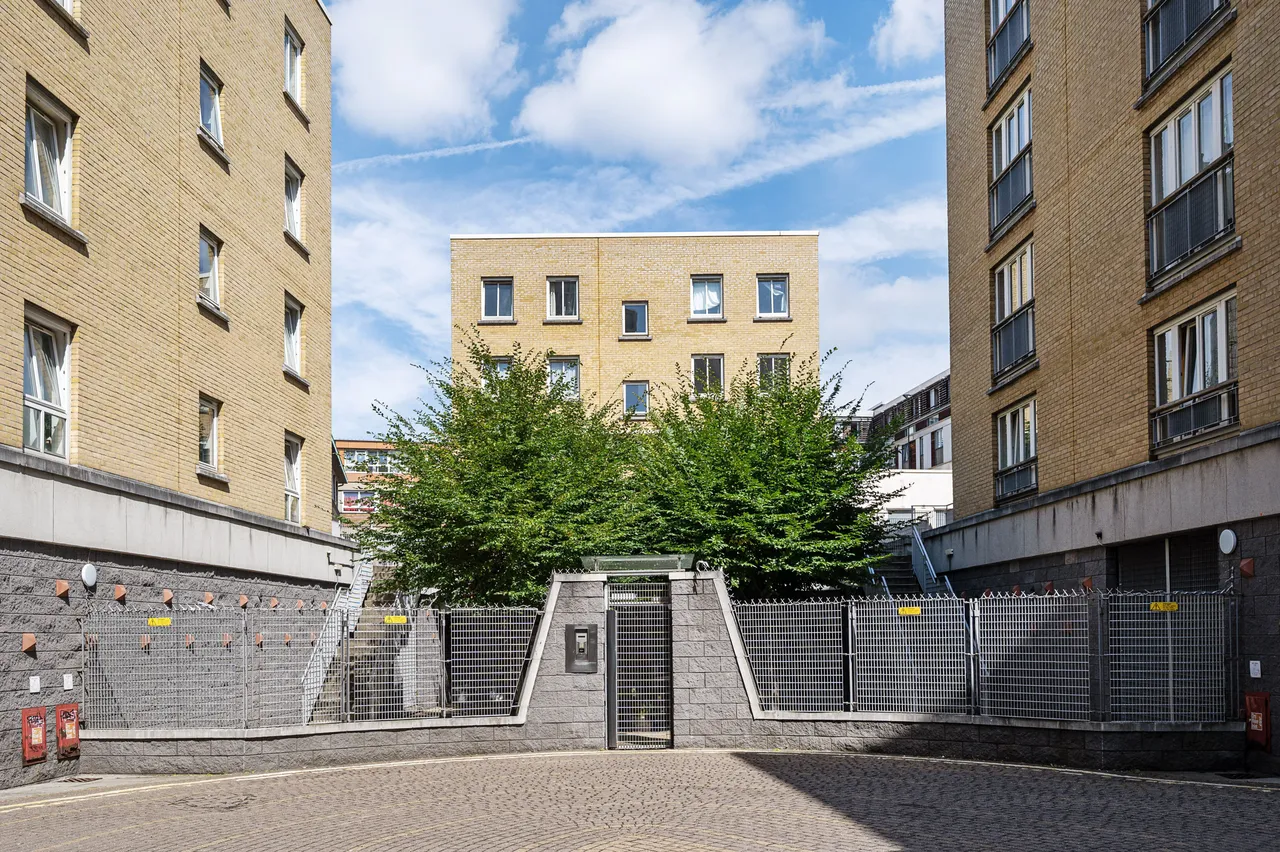 Flat 203 Cornell Building, 1 Coke Street, London, photo 8