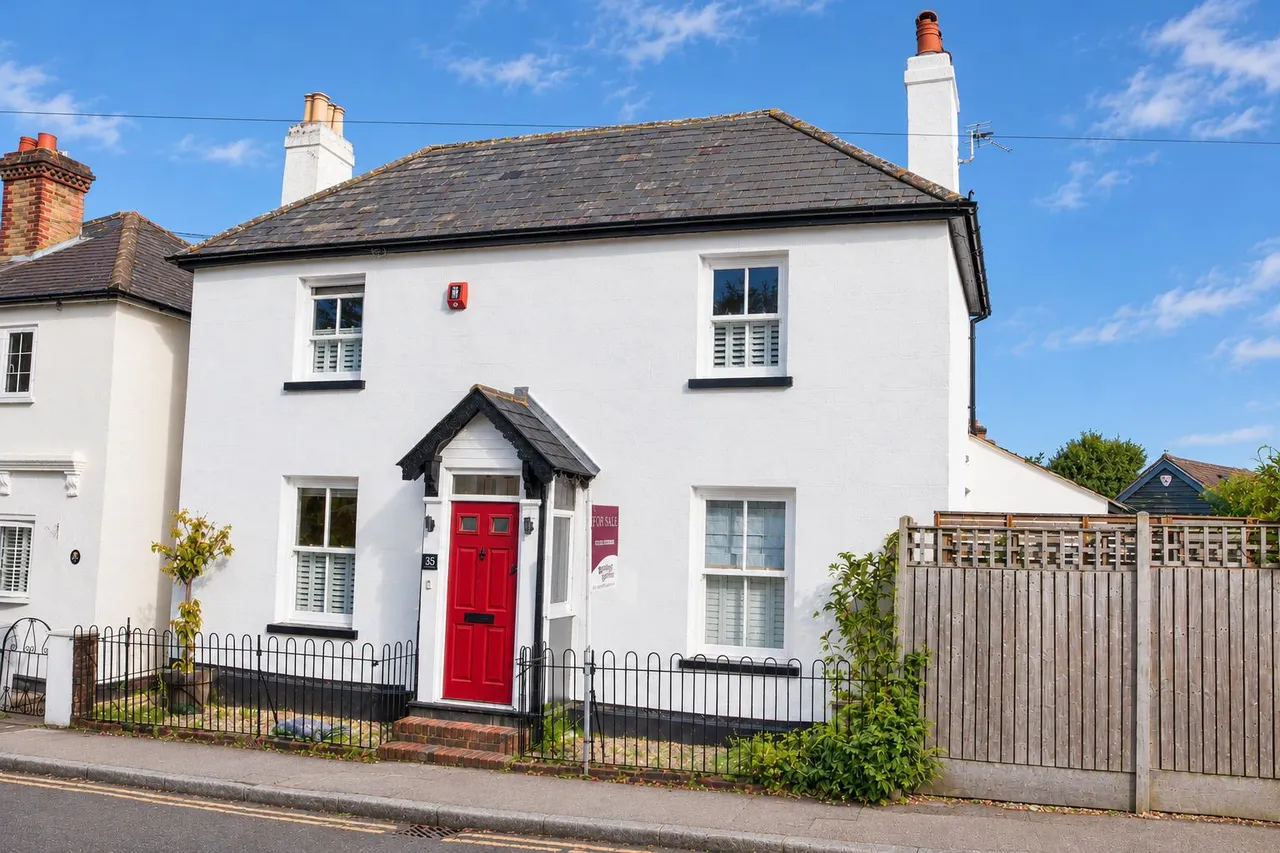 3 bed house for sale, Highlands Road, Leatherhead, KT22