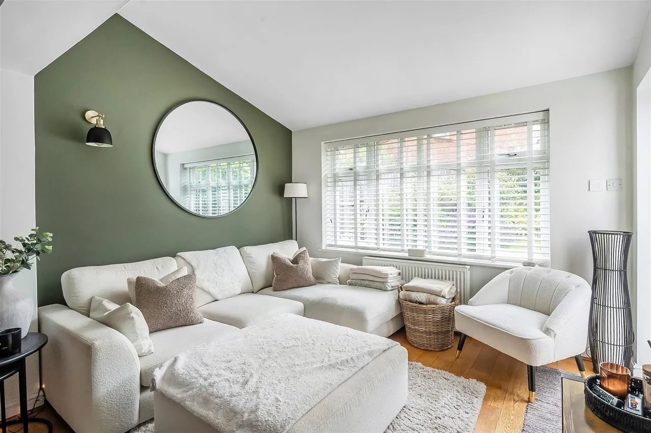 Highlands Road, Leatherhead, KT22, photo 2