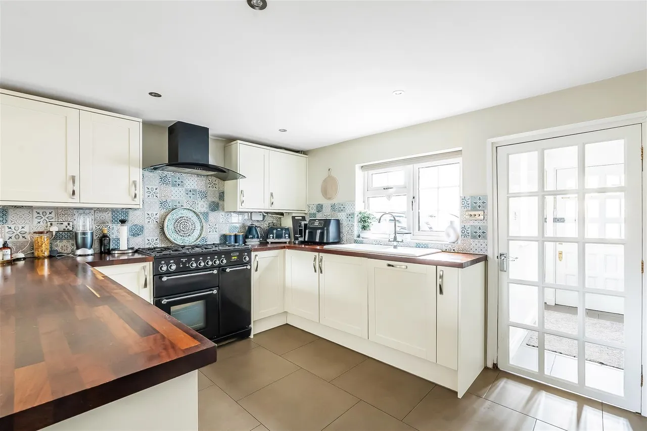 Highlands Road, Leatherhead, KT22, photo 19