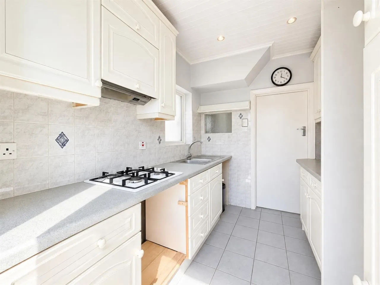 Semi-Detached For SaleHogarth Gardens, Heston, TW5, photo 11