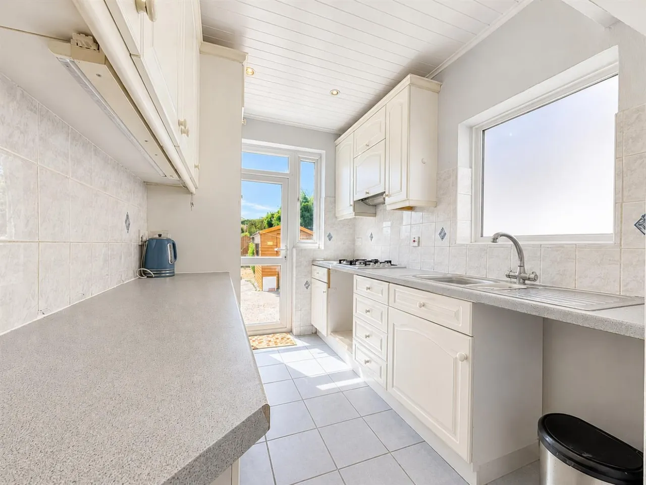 Semi-Detached For SaleHogarth Gardens, Heston, TW5, photo 2