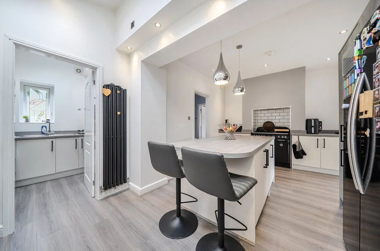 Kings Drive, Middleton, M24, photo 2