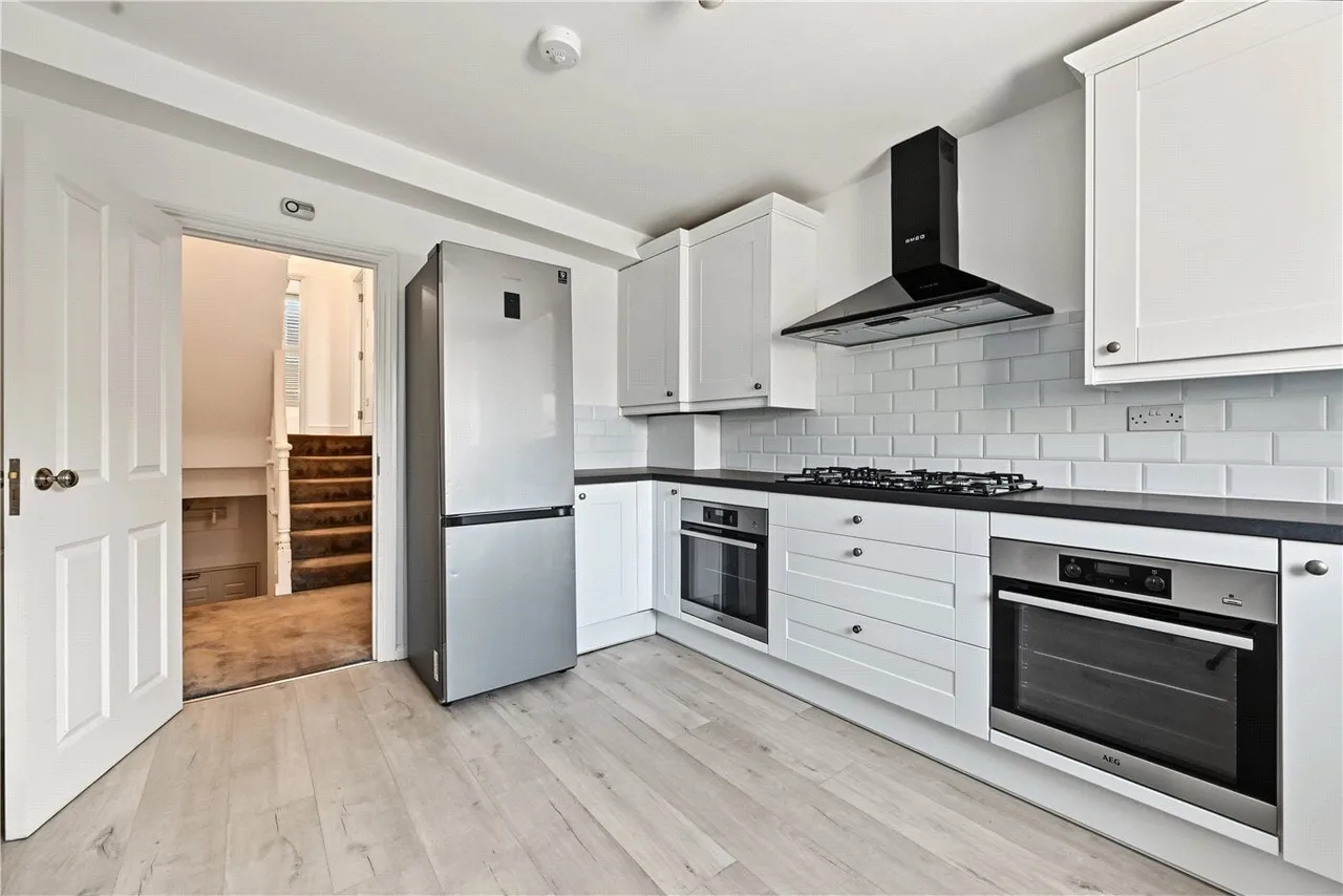 3 bed flat to rent, Kilburn Lane, London, W10