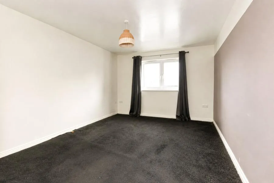 Yersin Court, Swindon, SN1, photo 5