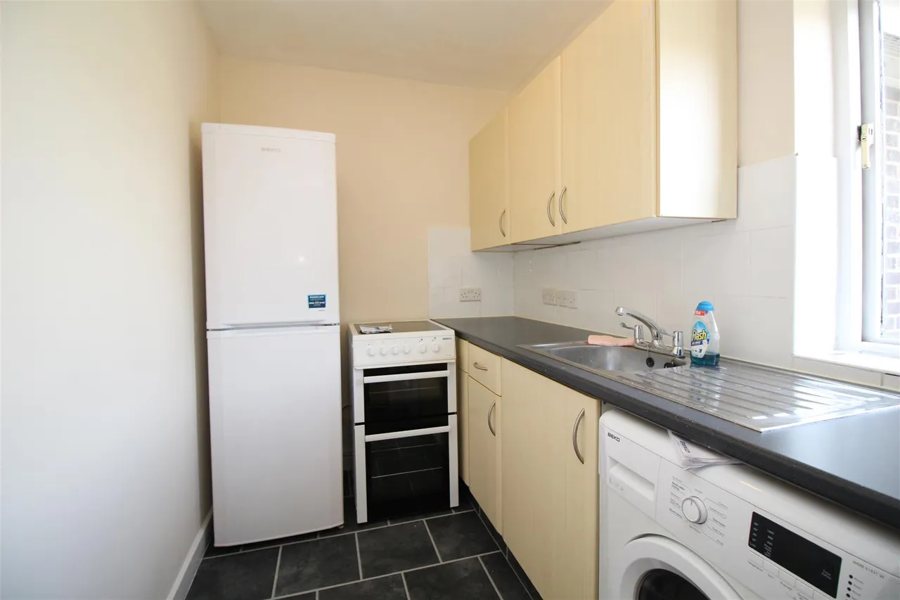 Brighton Road, Southgate, RH10, photo 3