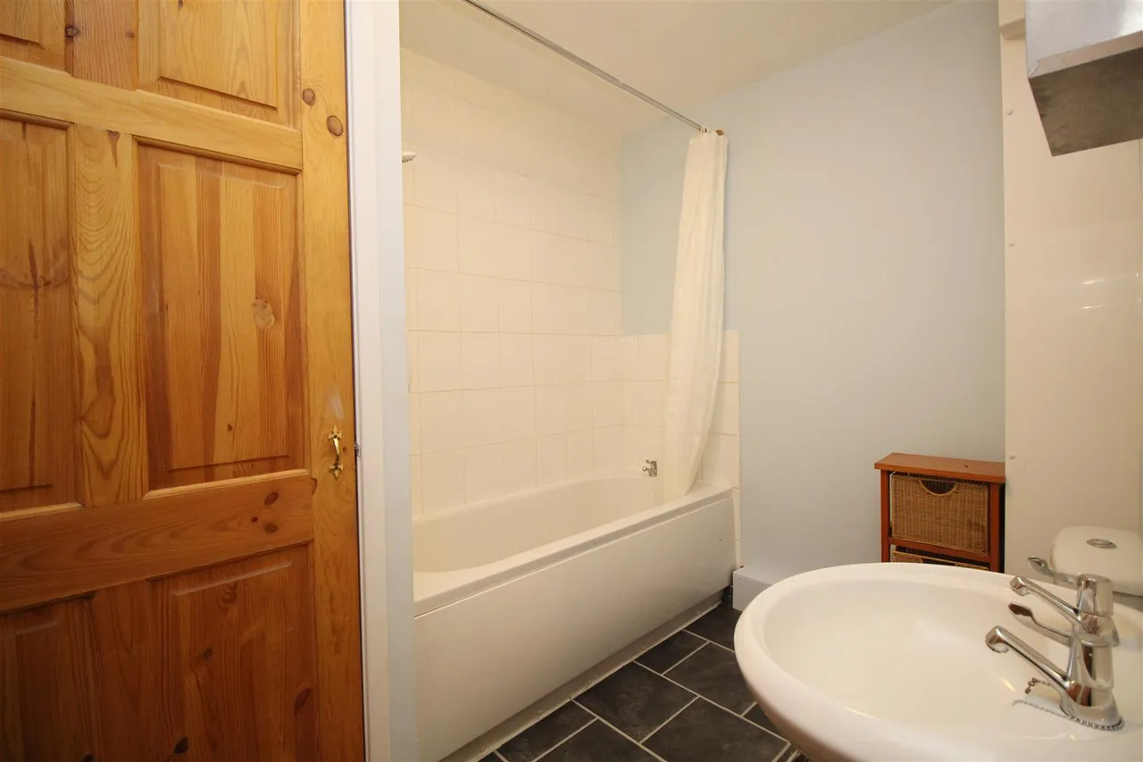 Brighton Road, Southgate, RH10, photo 4
