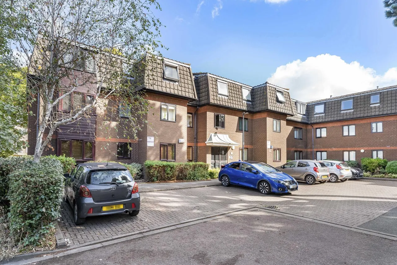 2 bed flat for sale, Woodridge Close, Enfield, EN2