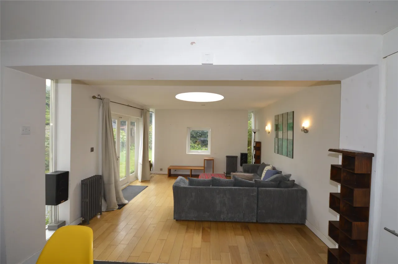 Huron Road, London, SW17 8RG, photo 2