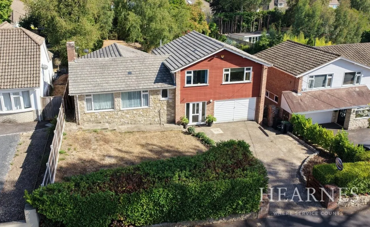 4 bed property for sale, Chine Walk, BH22