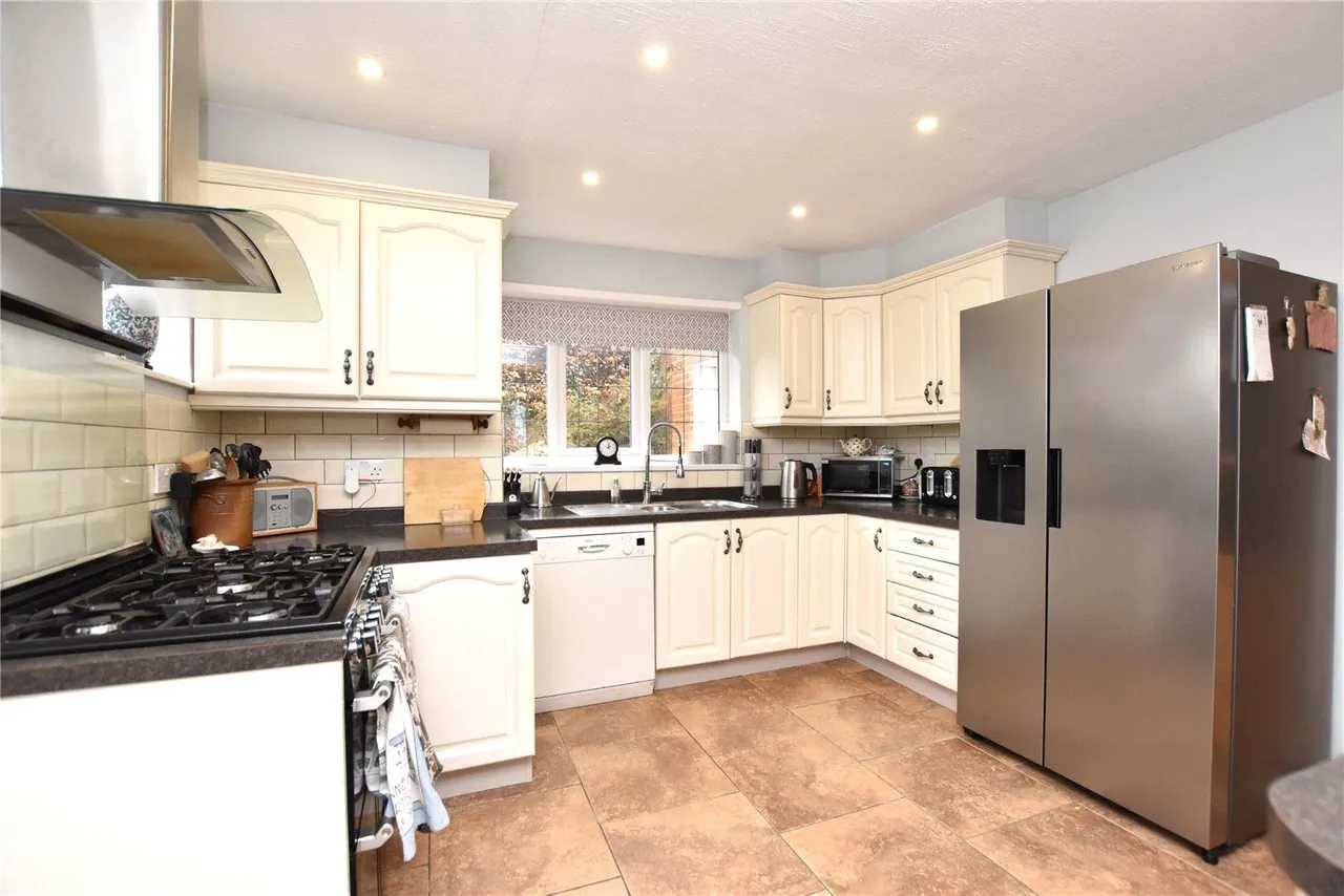 Layton Mount, Rawdon, LS19, photo 6