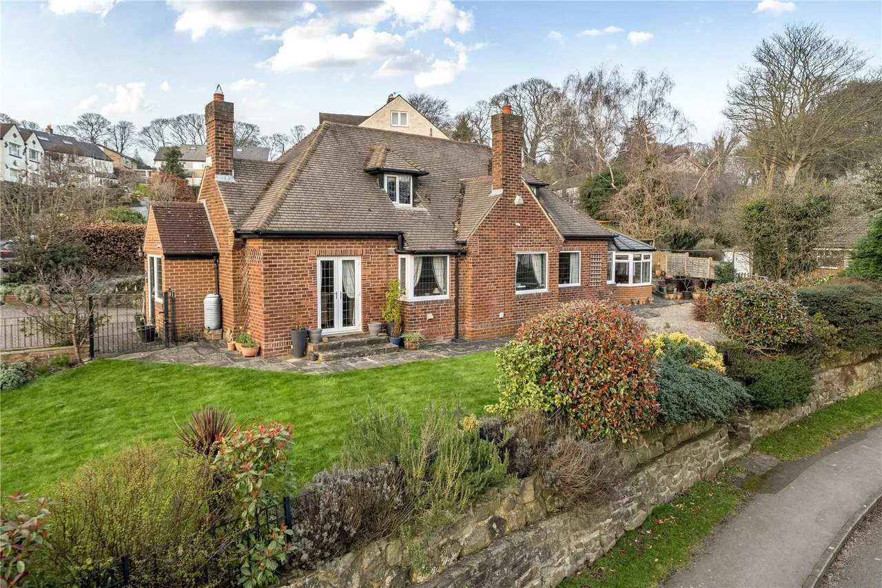 Layton Mount, Rawdon, LS19, photo 11
