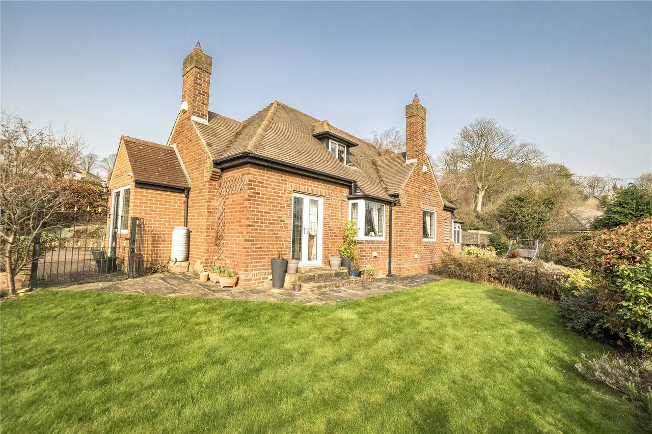 Layton Mount, Rawdon, LS19, photo 4