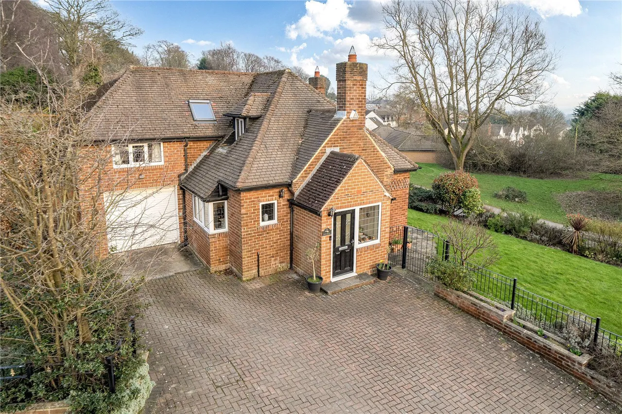 Layton Mount, Rawdon, LS19, photo 34