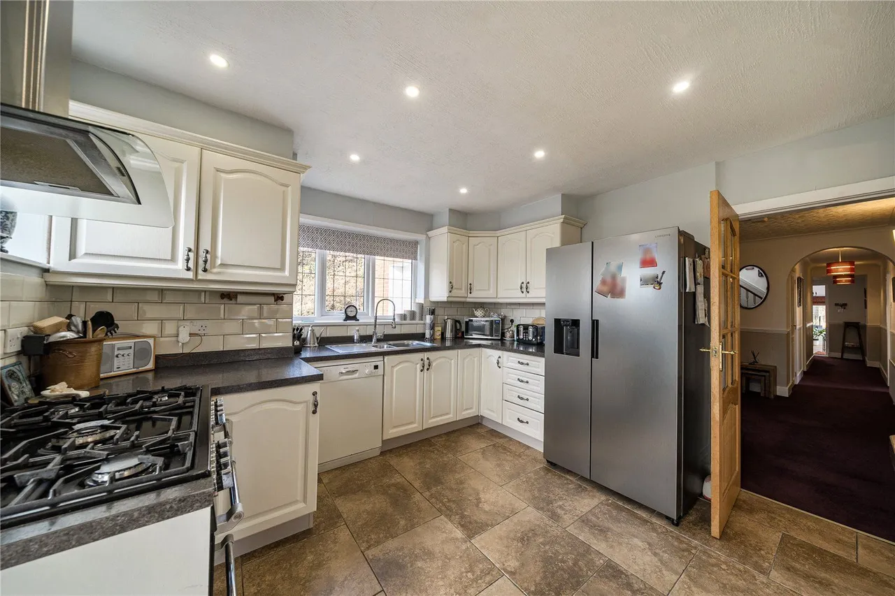 Layton Mount, Rawdon, LS19, photo 13