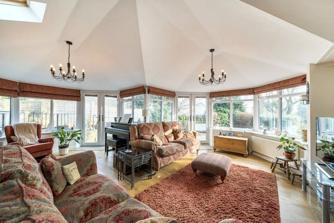 Layton Mount, Rawdon, LS19, photo 2