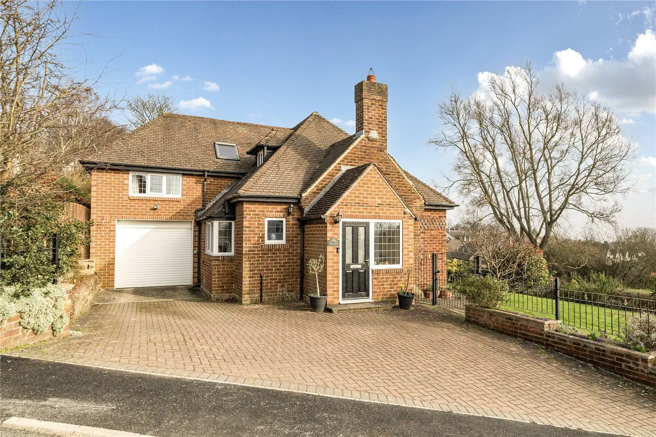 Layton Mount, Rawdon, LS19, photo 32