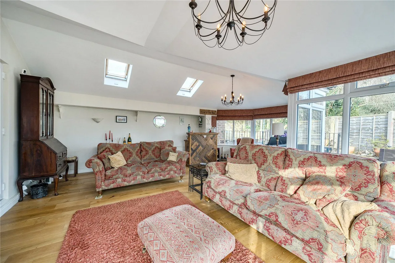 Layton Mount, Rawdon, LS19, photo 12
