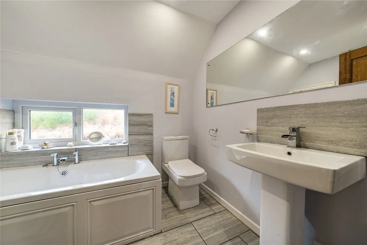 Layton Mount, Rawdon, LS19, photo 10
