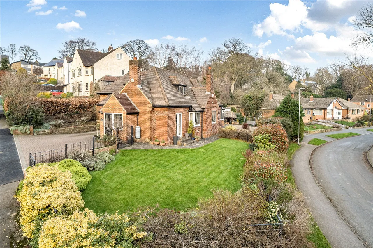Layton Mount, Rawdon, LS19, photo 33
