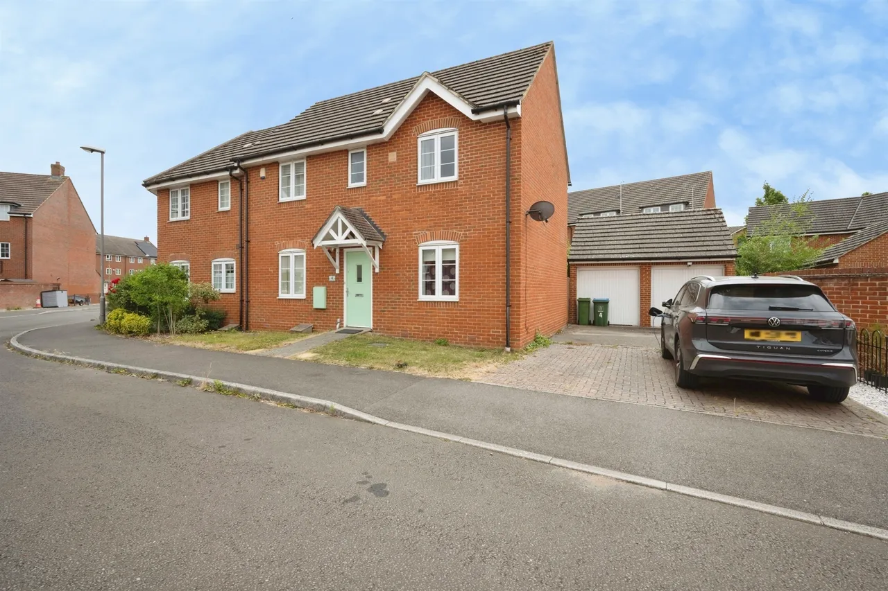 3 bed house for sale — Walker Place, Aylesbury