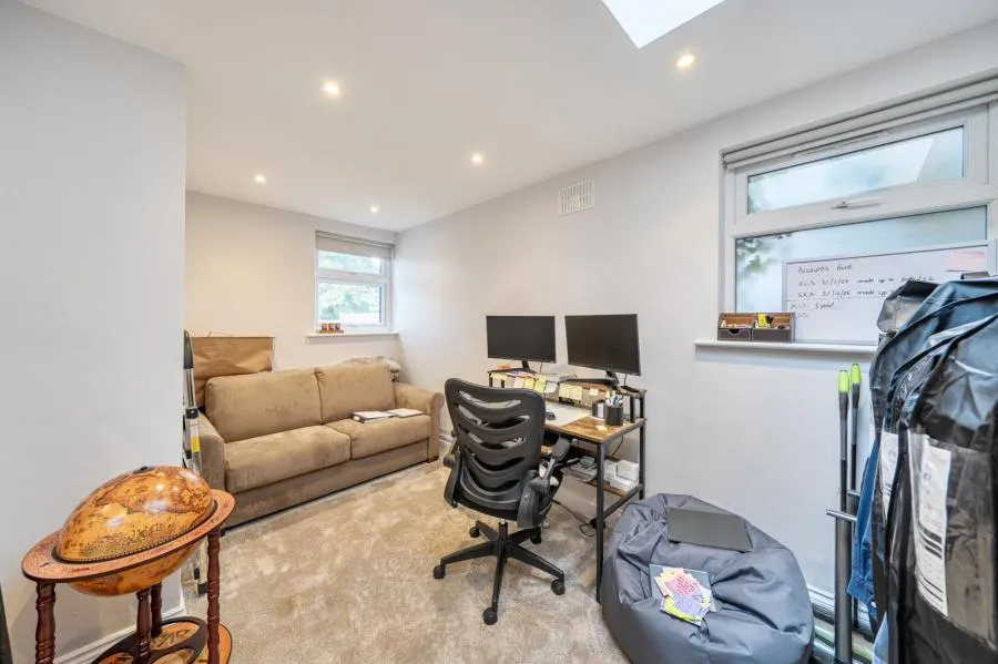 Nether Street, London, N3, photo 14