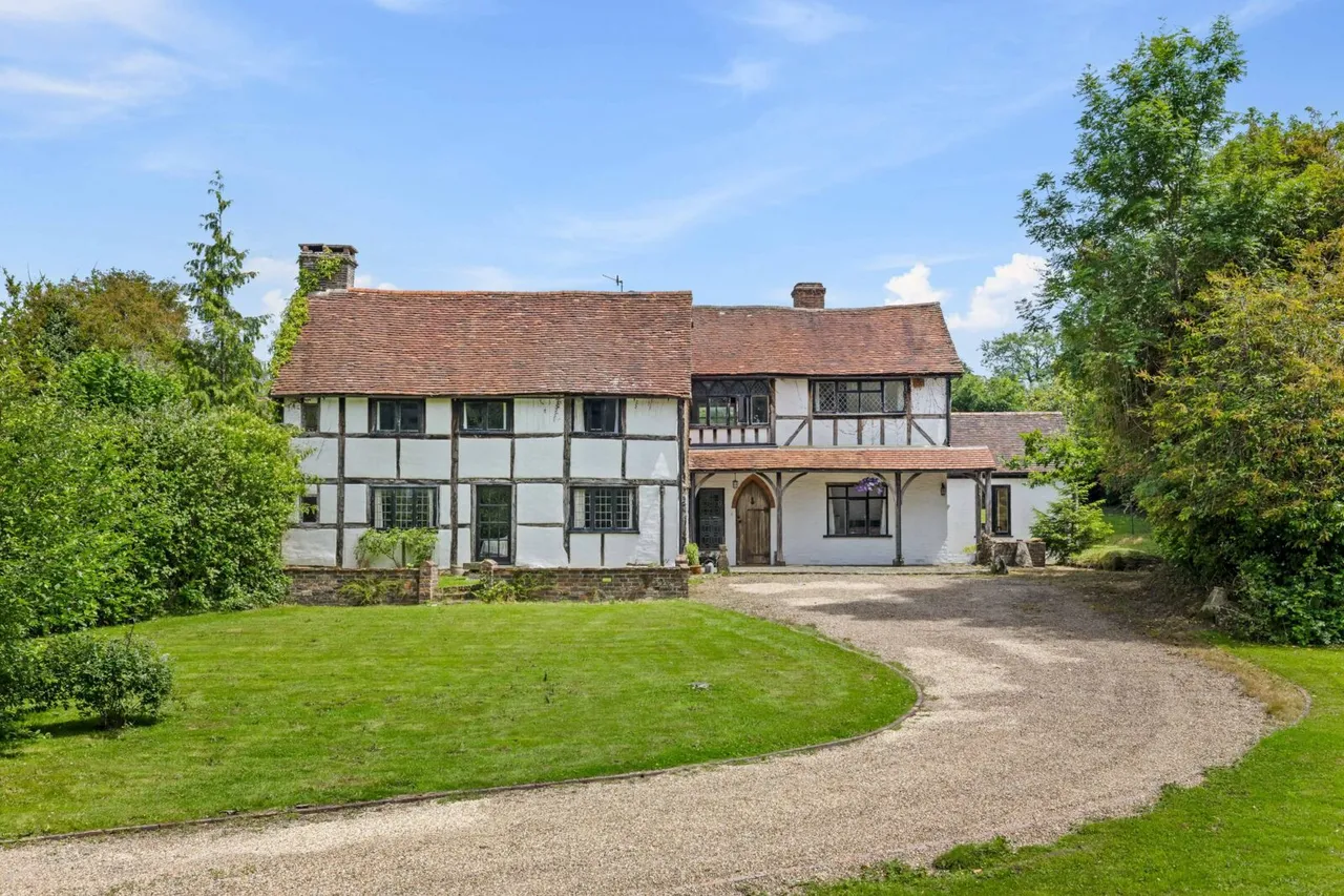 5 bed house for sale — Old Farthingdale House High Street, Dormansland, Lingfield, Lingfield, RH7 6NN