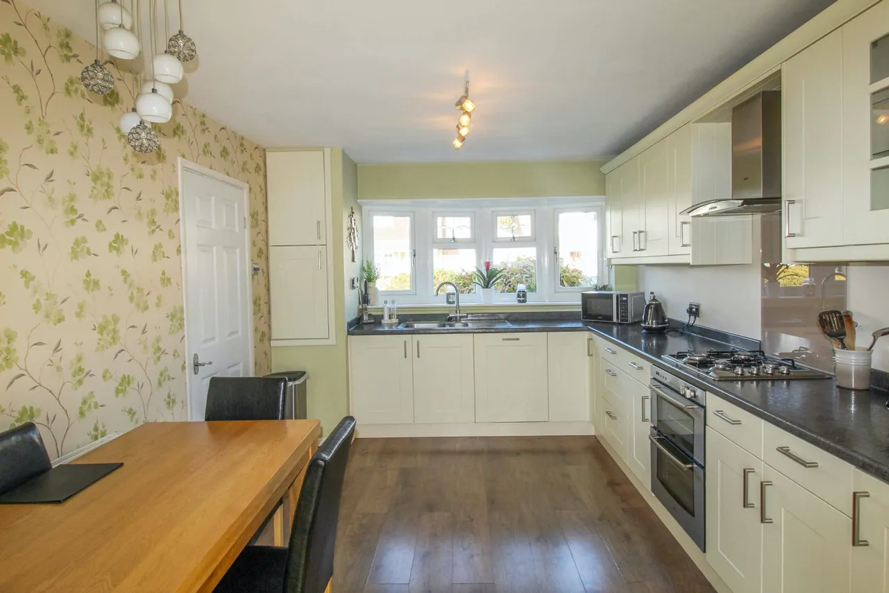 Struan Avenue, Stanford Le Hope SS17 8DG, photo 11
