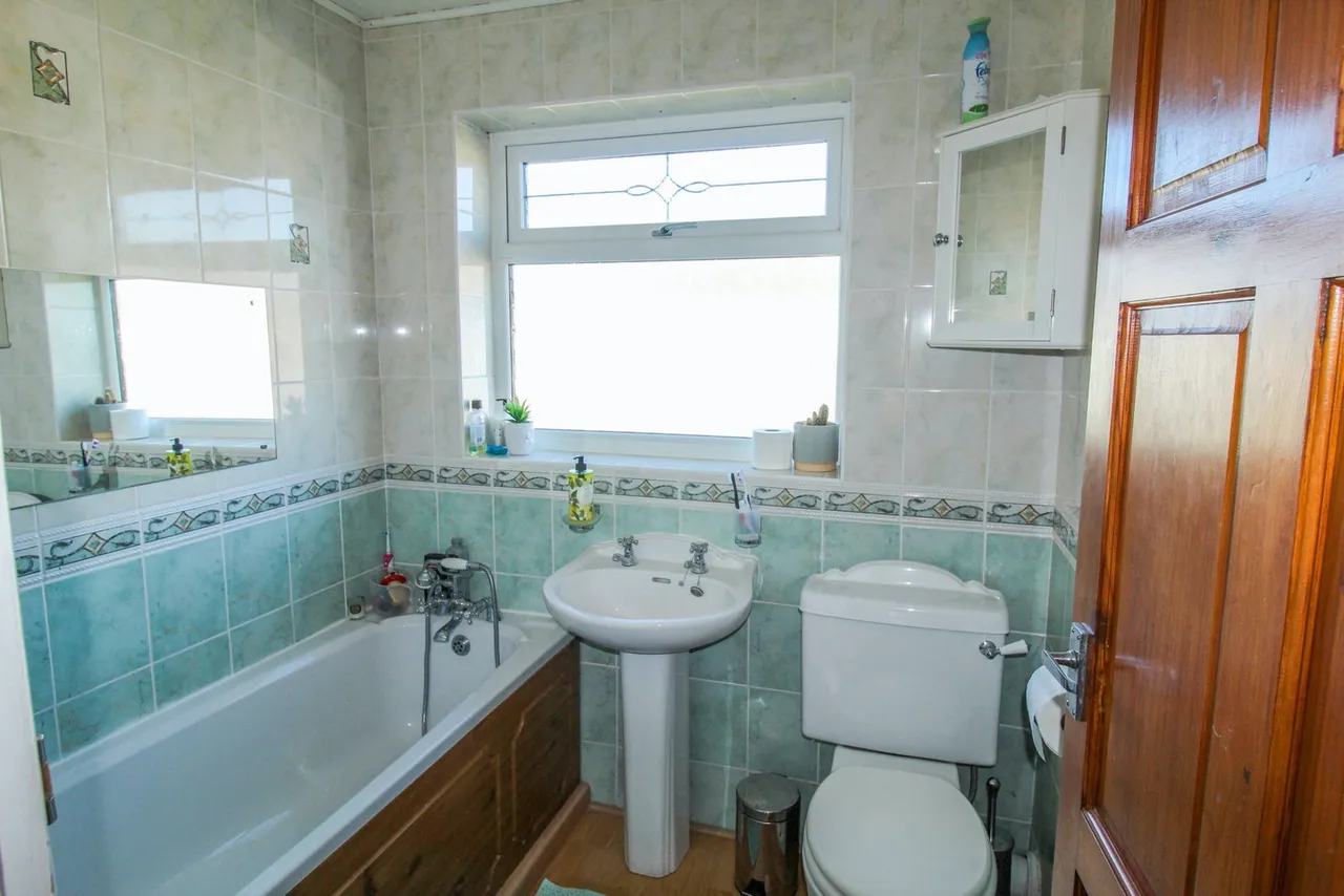 Struan Avenue, Stanford Le Hope SS17 8DG, photo 6