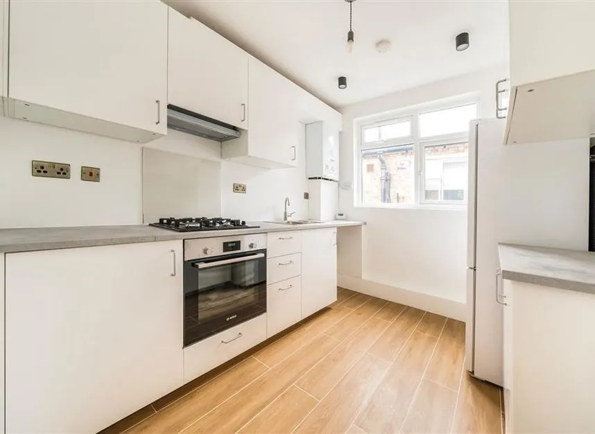 Cricklewood Broadway, London, NW2, photo 2