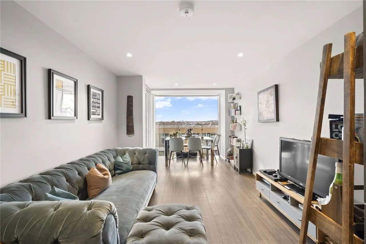 2 bed flat for sale — Spectrum Way, London, SW18 4GL