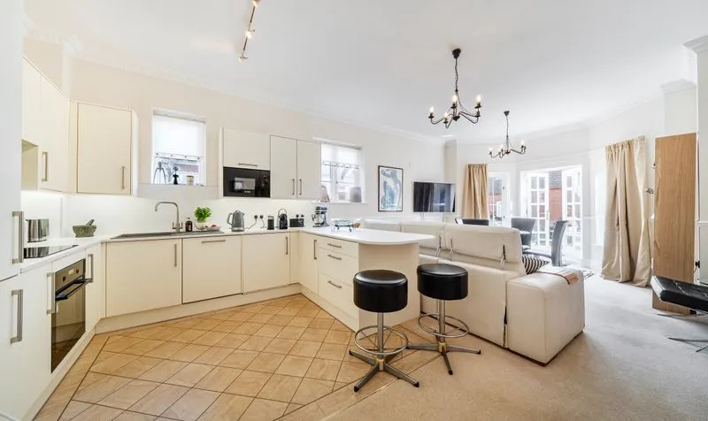 College Road, The Firs, KT17, photo 5