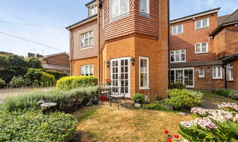 2 bed flat for sale, College Road, The Firs, KT17