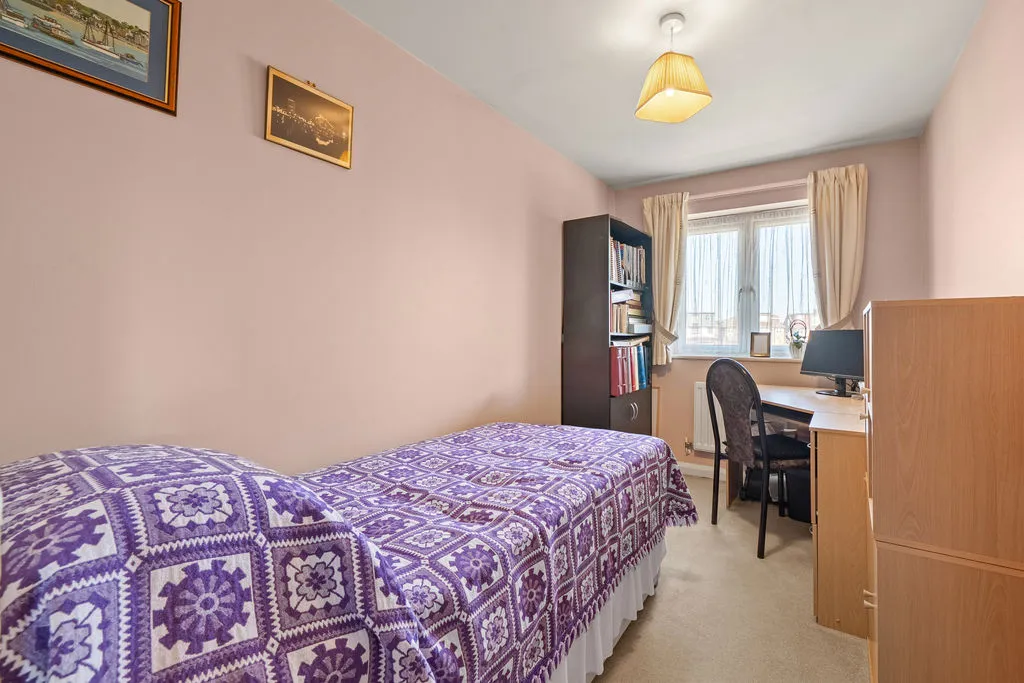 Lansdown Close, Walton-On-Thames KT12 3NN, photo 7