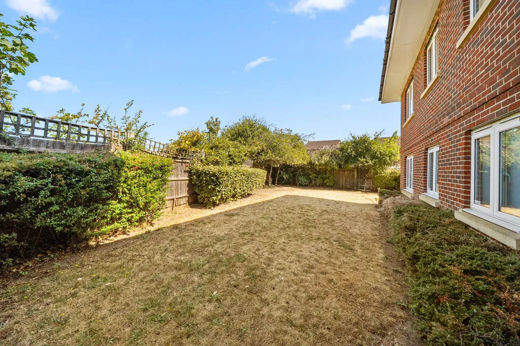 Lansdown Close, Walton-On-Thames KT12 3NN, photo 12