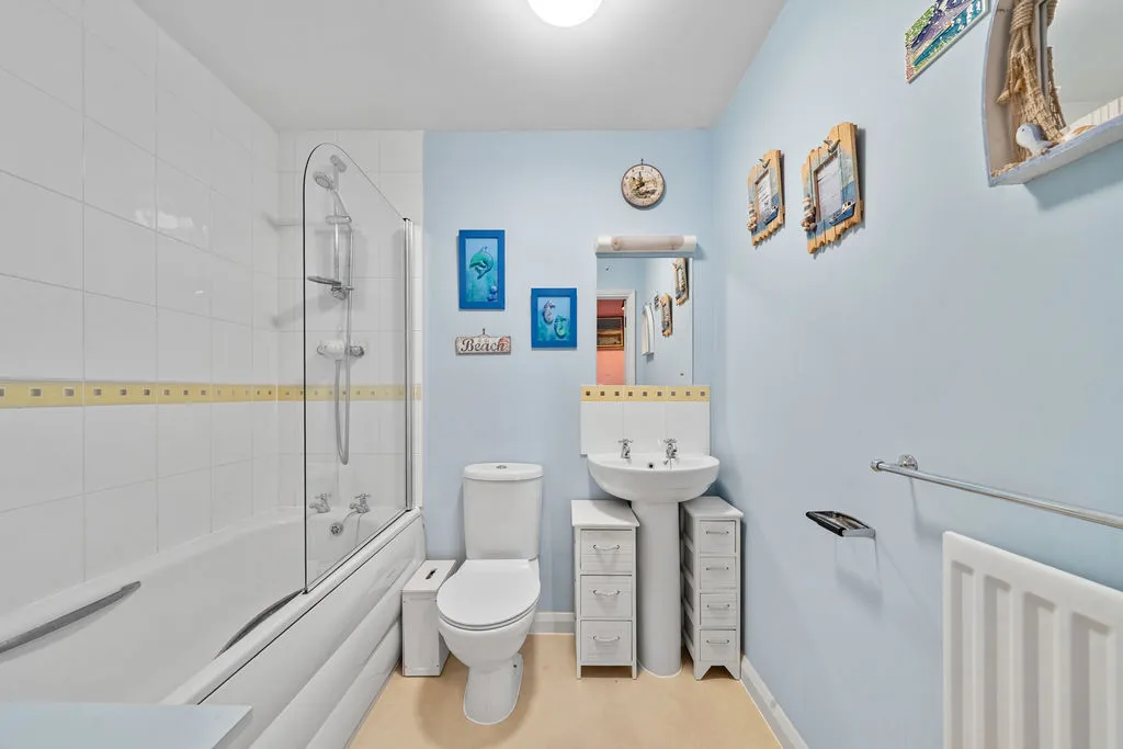 Lansdown Close, Walton-On-Thames KT12 3NN, photo 8
