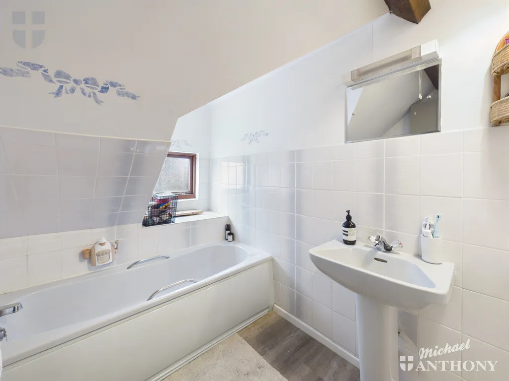 Cuddington Court, The Green, HP18, photo 14