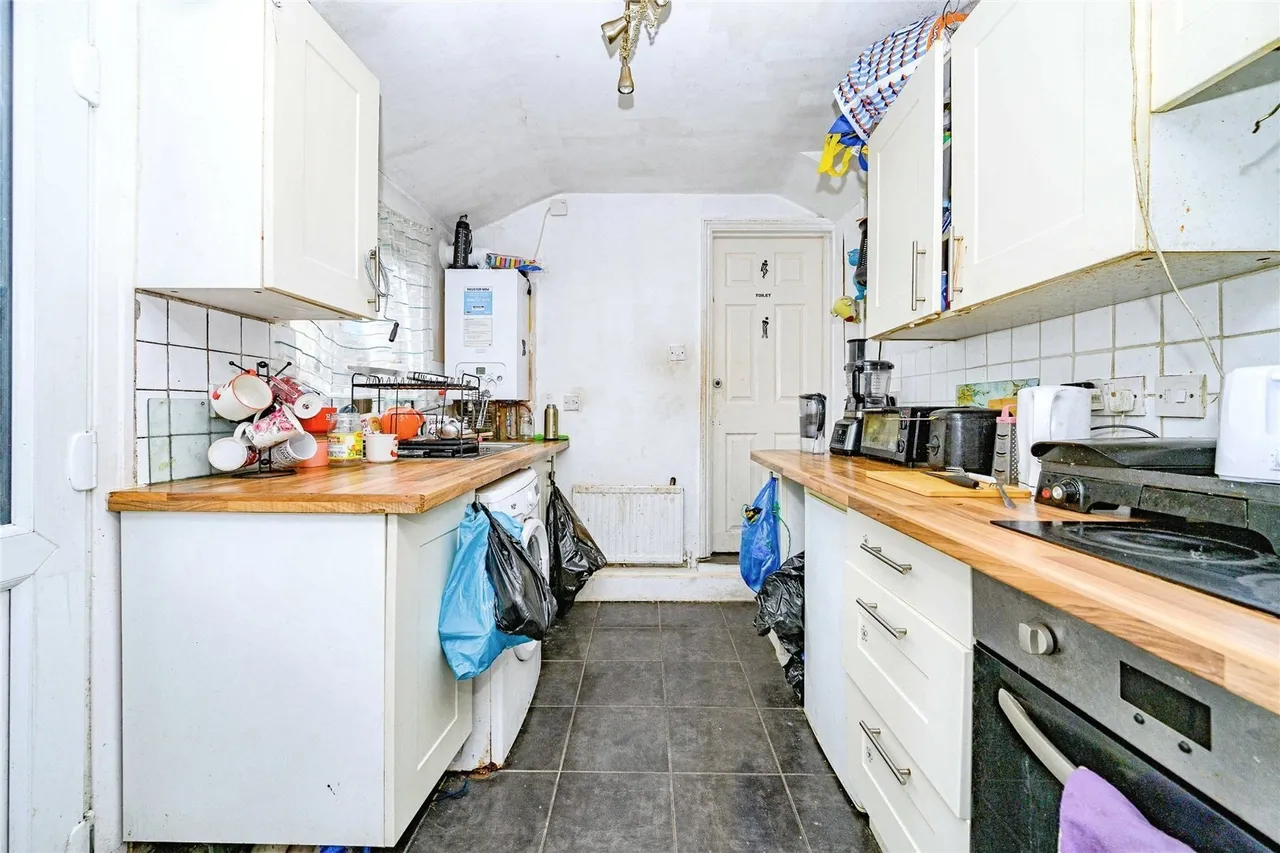 St. Saviours Crescent, Luton, Bedfordshire, LU1, photo 4