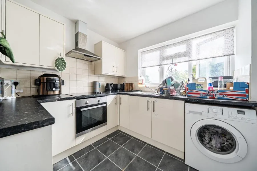 Carver Hill Road, High Wycombe, HP11, photo 2