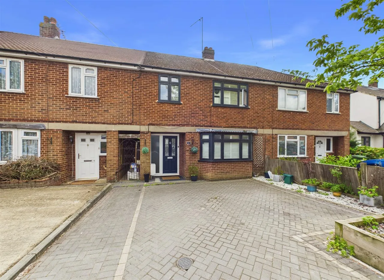 3 bed property for sale — Walnut Way, Ruislip, HA4 6TD