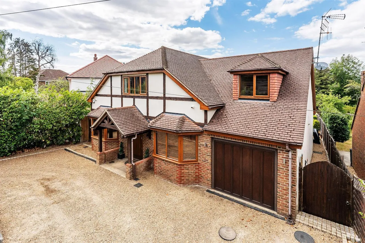 4 bed house for sale, Eastwick Park Avenue, Great Bookham, KT23