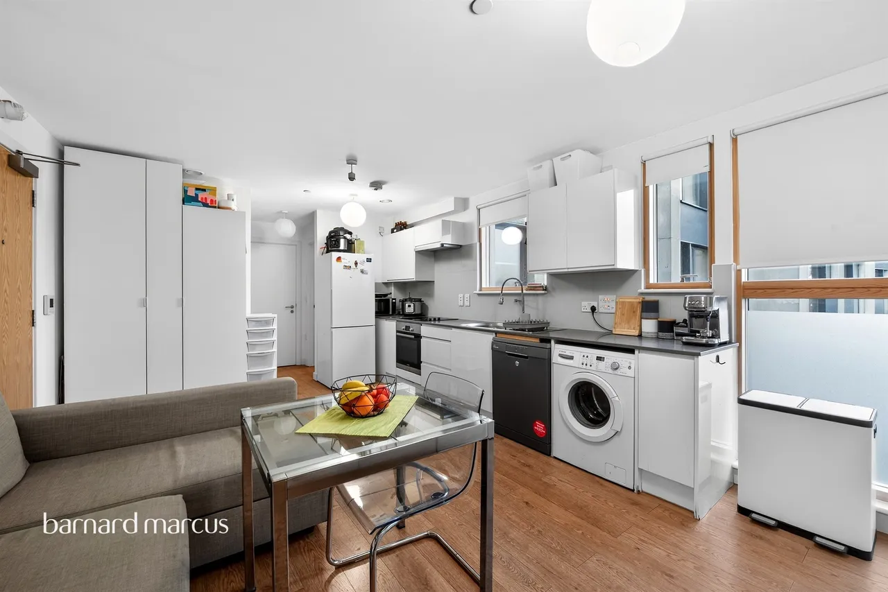Garratt Lane, London, SW17, photo 13
