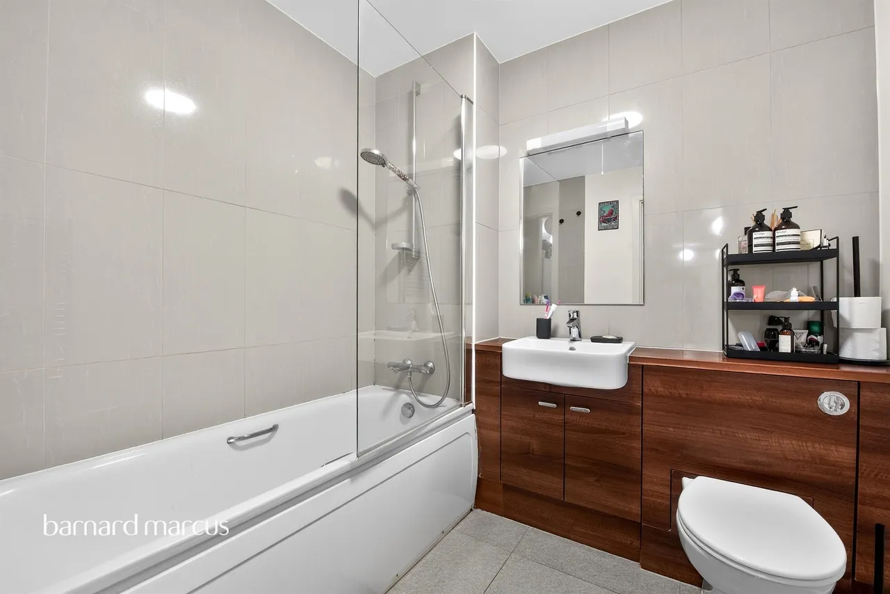 Garratt Lane, London, SW17, photo 11