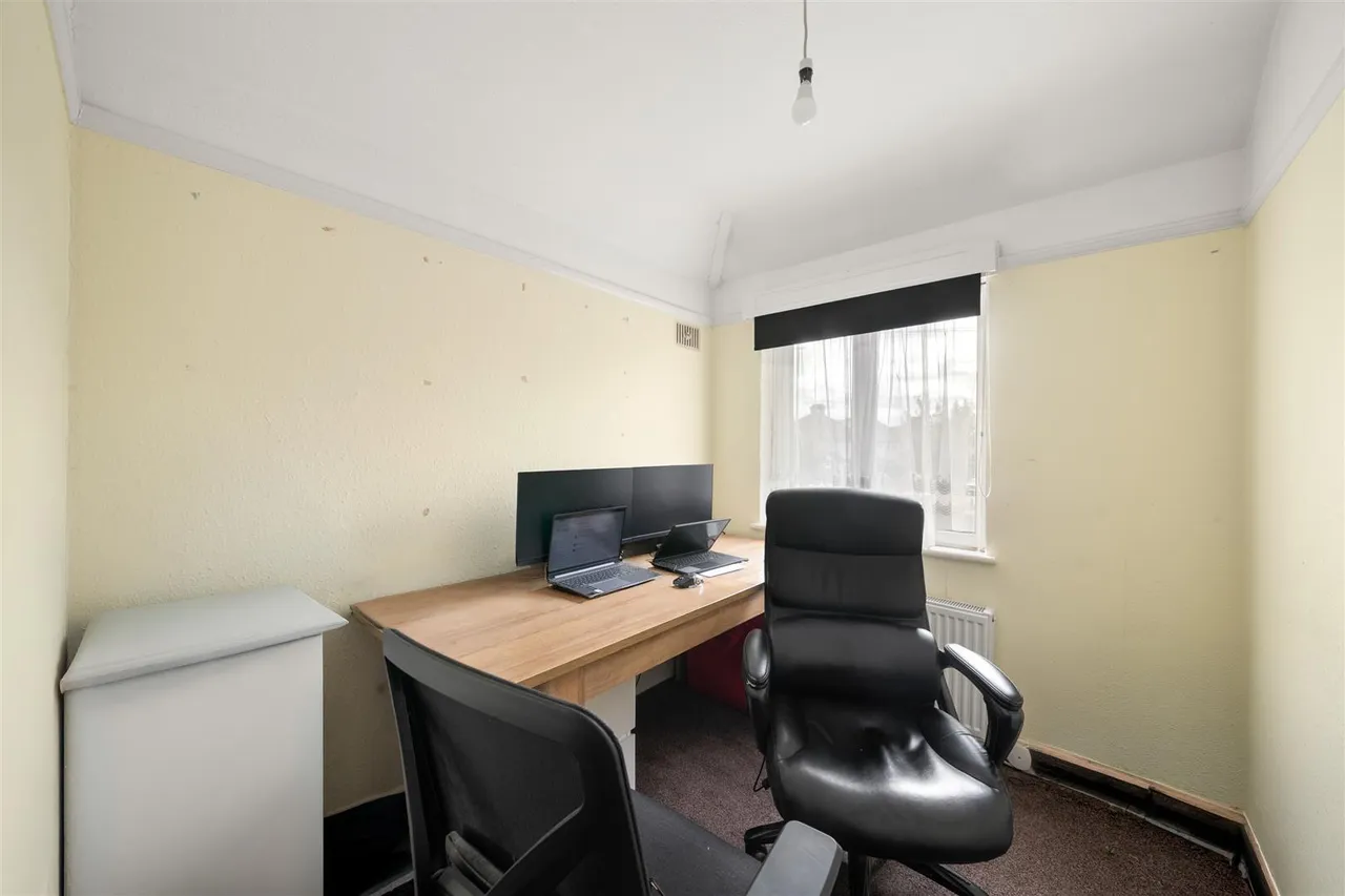 The Vale, Heston, photo 7